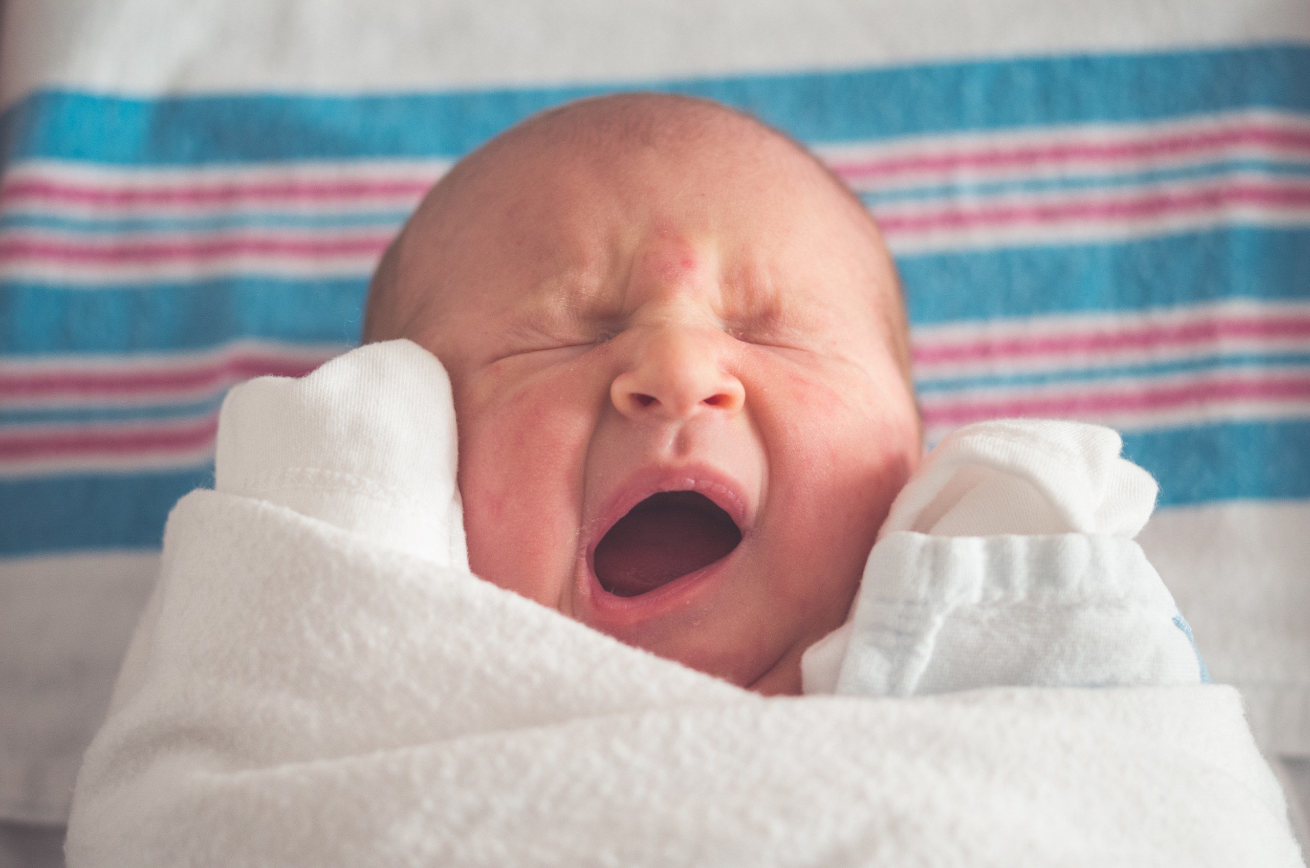 Shhh-Patting-Technik: Ihr Neugeborenes zum Schlafen bringen