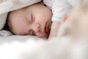 Hättest du gerne, dass dein Baby besser schläft, aber du willst dein Baby nicht weinen lassen? Mit diese 3 sanfte Schlaftrainingmethoden kannst du viele Tränen vermeiden!