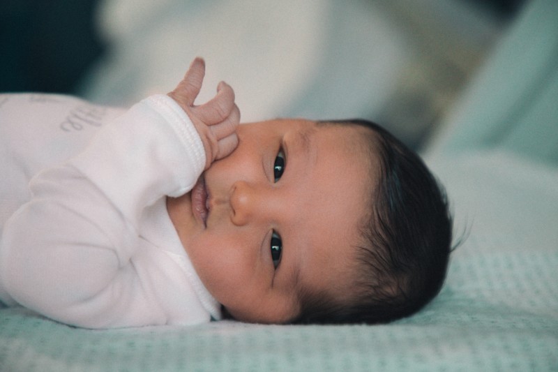 5 Dinge, die dir niemand über Neugeborenen Schlaf erzählt