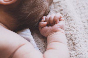 Kann weißes Rauschen wirklich Babys helfen, besser zu schlafen? Erfahren Sie, wie Sie warum und wie Sie weißes Rauschen verwenden sollten.