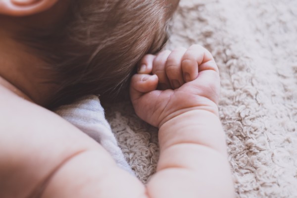 Weißes Rauschen: hilft es Babys wirklich, besser zu schlafen?