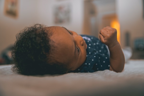 5 Gründe, warum Ihr Baby in der Nacht aufwacht